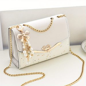 Women’s White Crossbody Bag with Gold Chain Strap & Bow Charm – Lightweight Clutch Purse with Tassel Detail – Ideal Gift for Christmas, Birthdays & Holidays